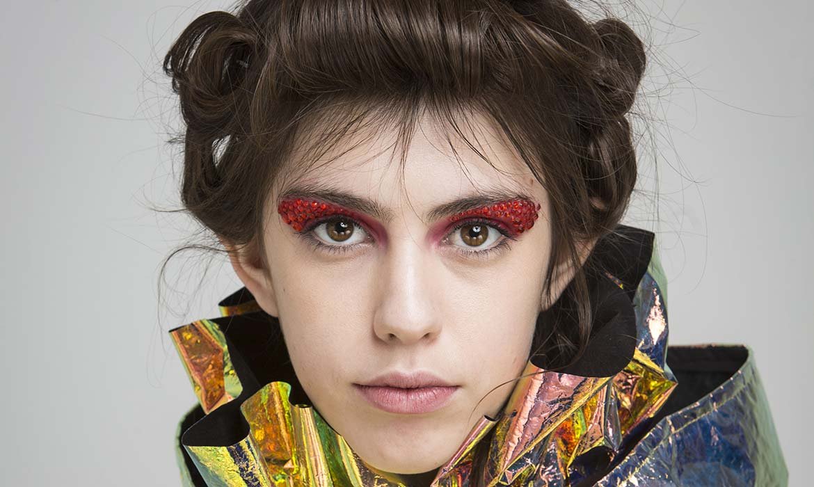Aplica strass sobre la sombra cereza de la paleta Eye Go Wild de L’Oréal Paris para crear un maquillaje colorido e impactante.